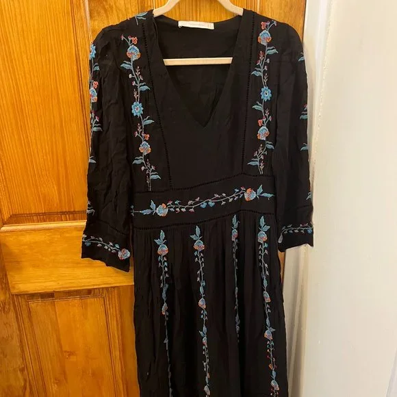 green emerald velvet dress ZARA. Black embroidered midi dress. TM – Hibuy market main image 1